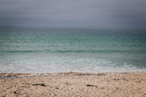 jemima-whyles-Cornwall-beach-unsplash