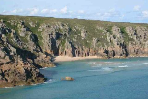 Pedn_Vounder_beach_seen_from_the_Minack_Theatre_-_geograph.org.uk_-_846162