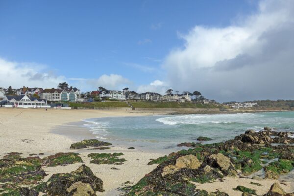 3240px-Gyllyngvase_Beach_(25467469924)