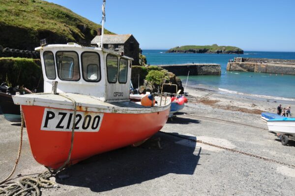 Boats_in_Mullion_Cove_(7998)