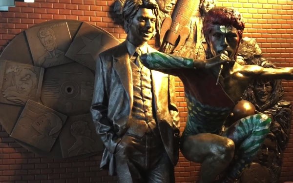 Video : David Bowie Statue Interview (exclusively with Andrew Sinclair) with Sculptor