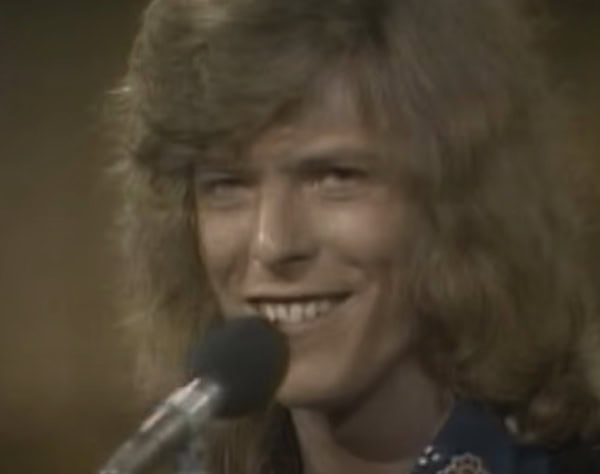 Watch David Bowie react as his 1970 Space Oddity award performance is sabotaged by an orchestra