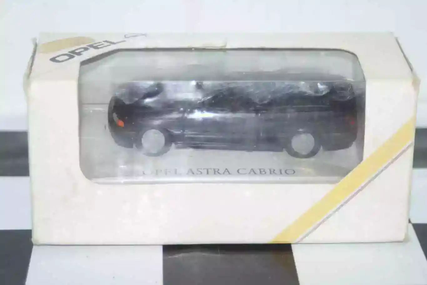 Gama opel astra f cabrio in blue 1799518 in 1:43 scale