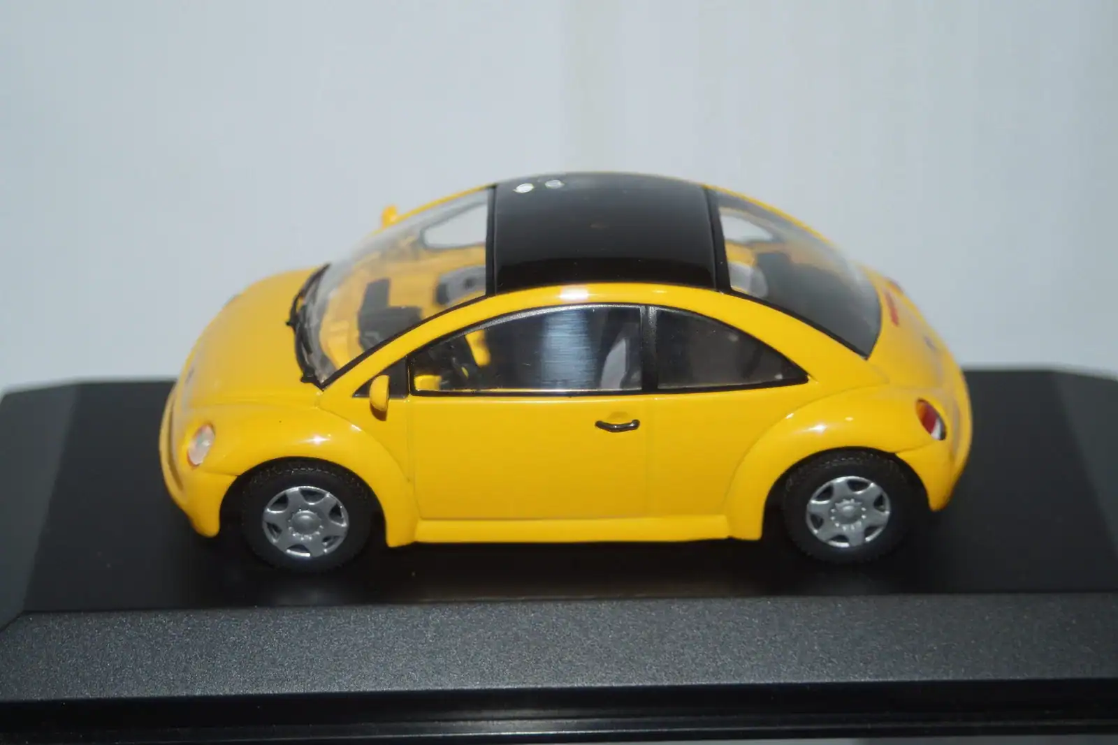 Minichamps vw beetle concept 1994 yellow 430054001