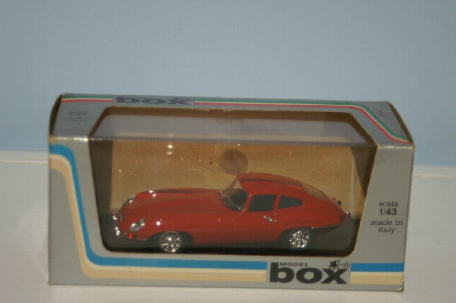Model box jaguar e guida sx red 1:43 diecast 8439/1
