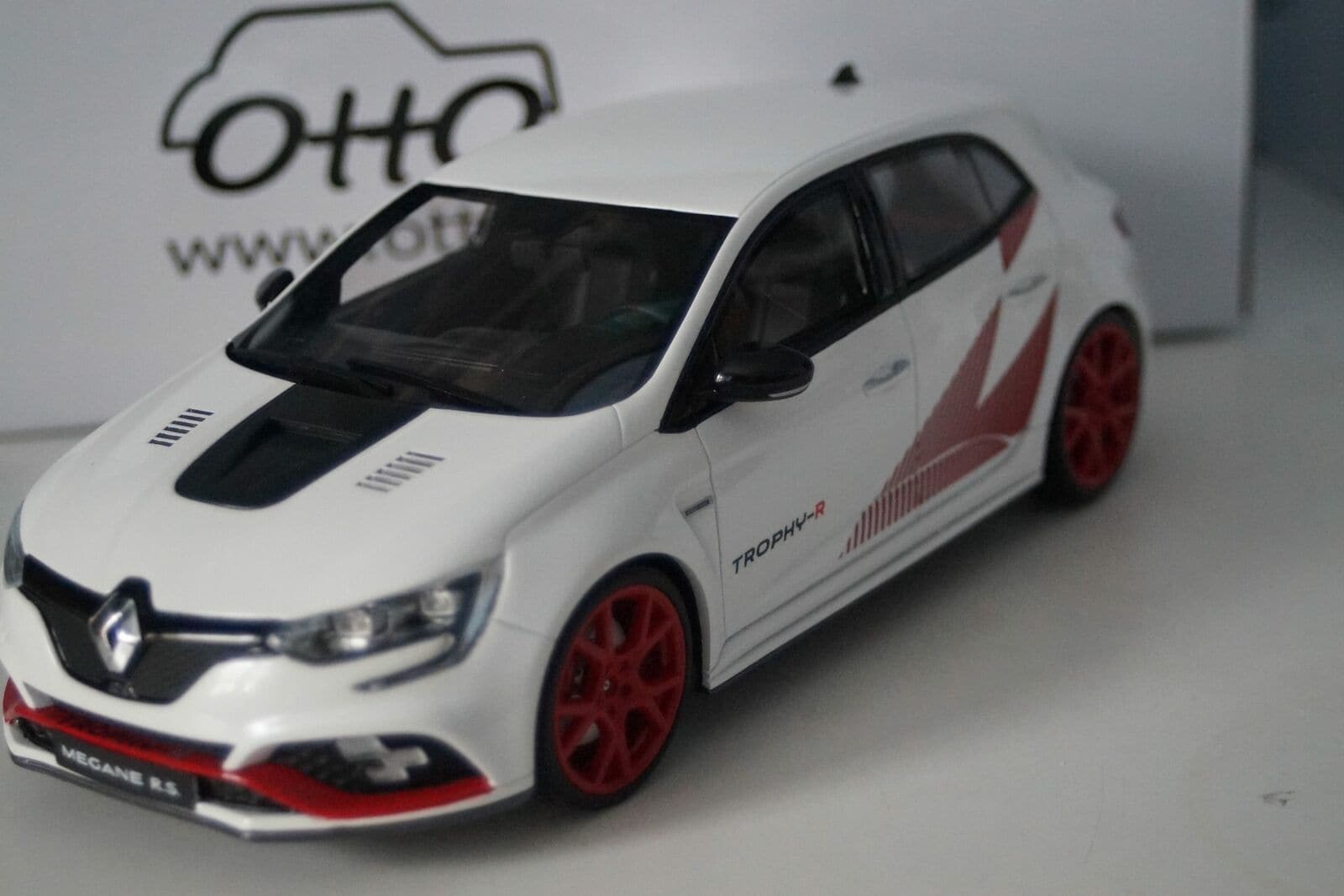 Otto renault megane trophy-r serie 2019 white quartz  resin 1:18 car ot804