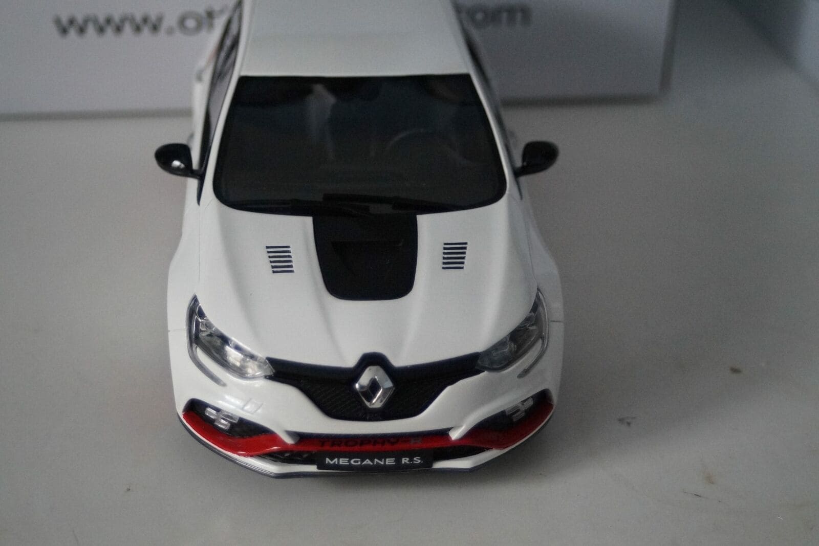 Otto renault megane trophy-r serie 2019 white quartz  resin 1:18 car ot804
