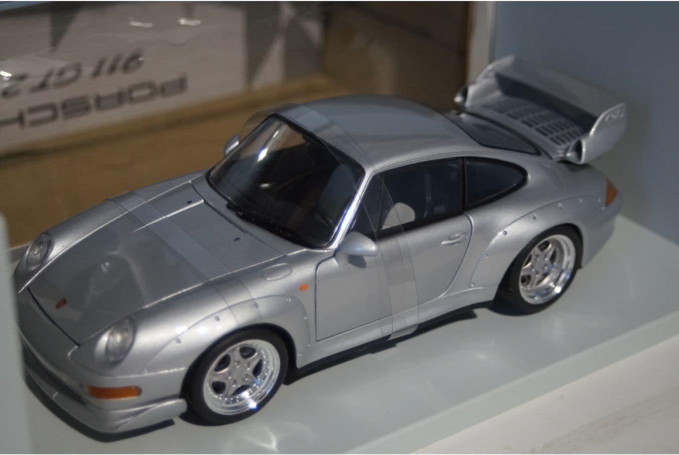 Ut models porsche 911 gt2 street 1997 1:18 scale
