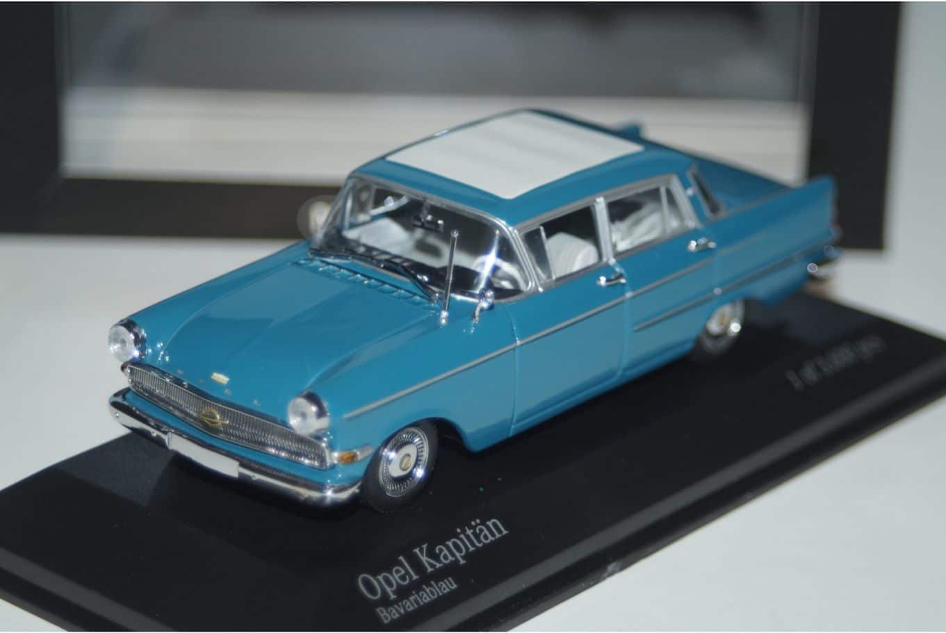 Minichamps opel kapitaen 1959 torquoise 1:43 scale 430 040001