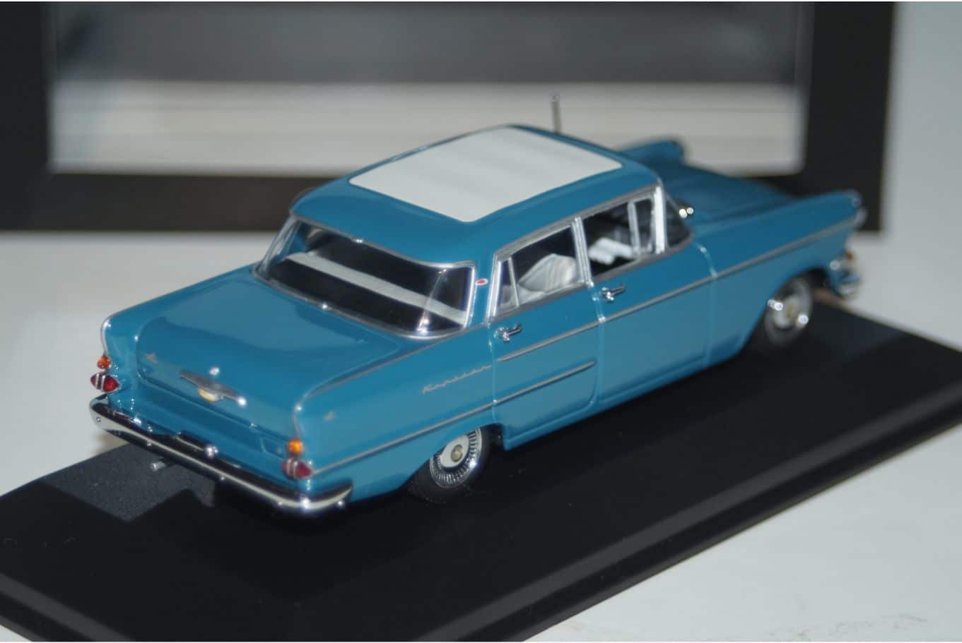 Minichamps opel kapitaen 1959 torquoise 1:43 scale 430 040001