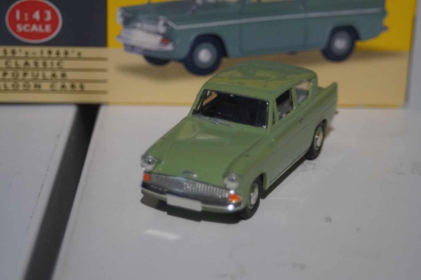 Vanguards ford anglia green va1001 1:43 scale