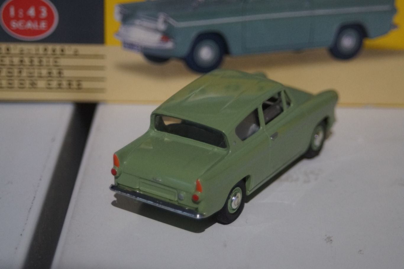 Vanguards ford anglia green va1001 1:43 scale