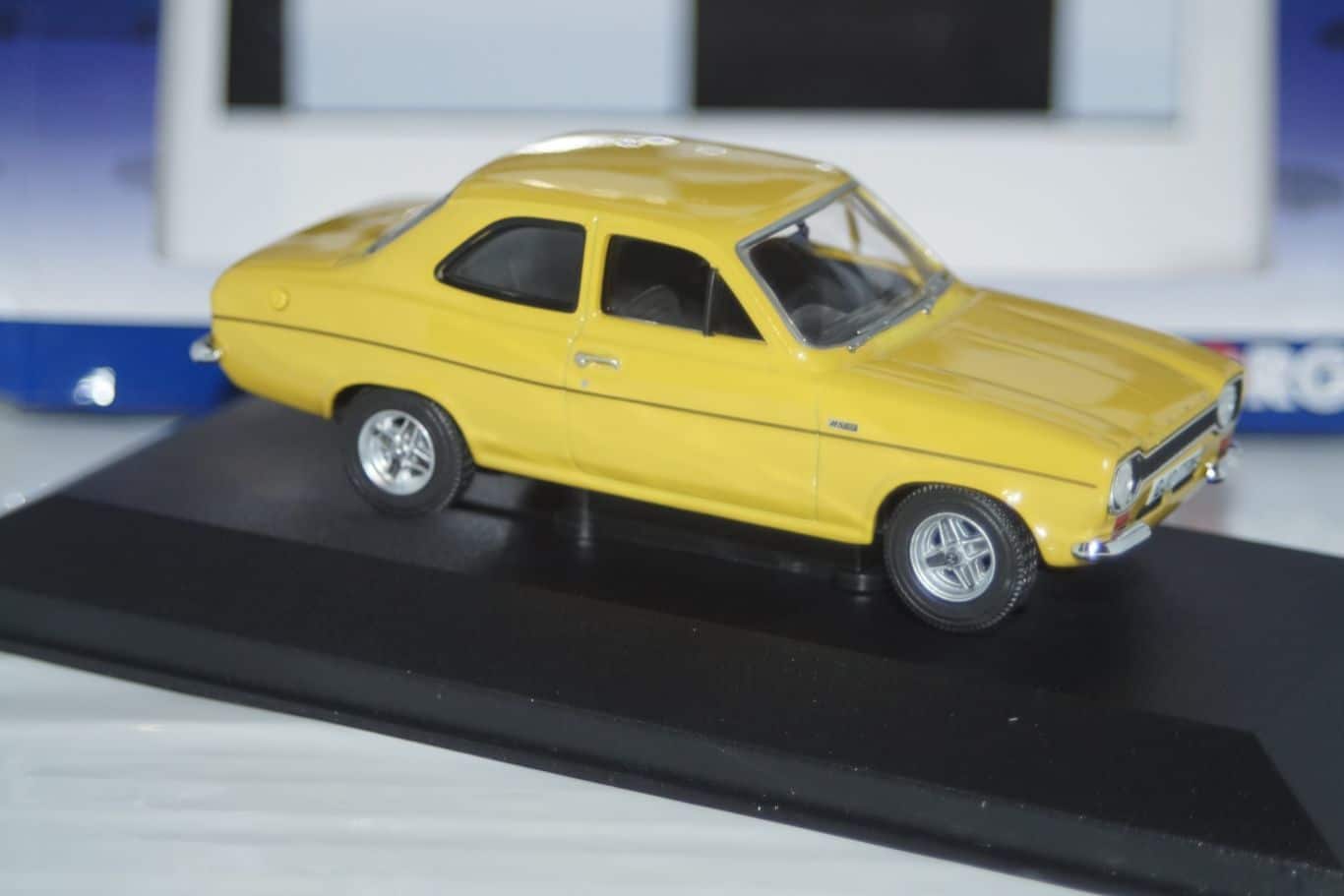 Vanguards ford escort mk1 rs2000 va09527 1:43 scale yellow