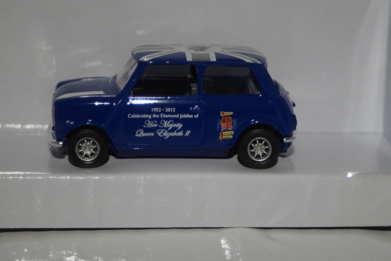 Corgi bmw mini cooper diorama and 3 car set in 1:36 cc99121