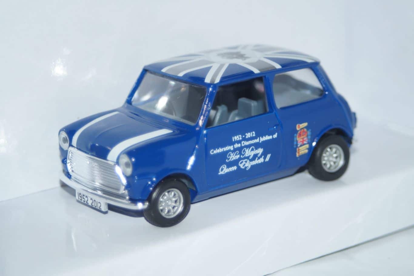 Corgi bmw mini cooper diorama and 3 car set in 1:36 cc99121