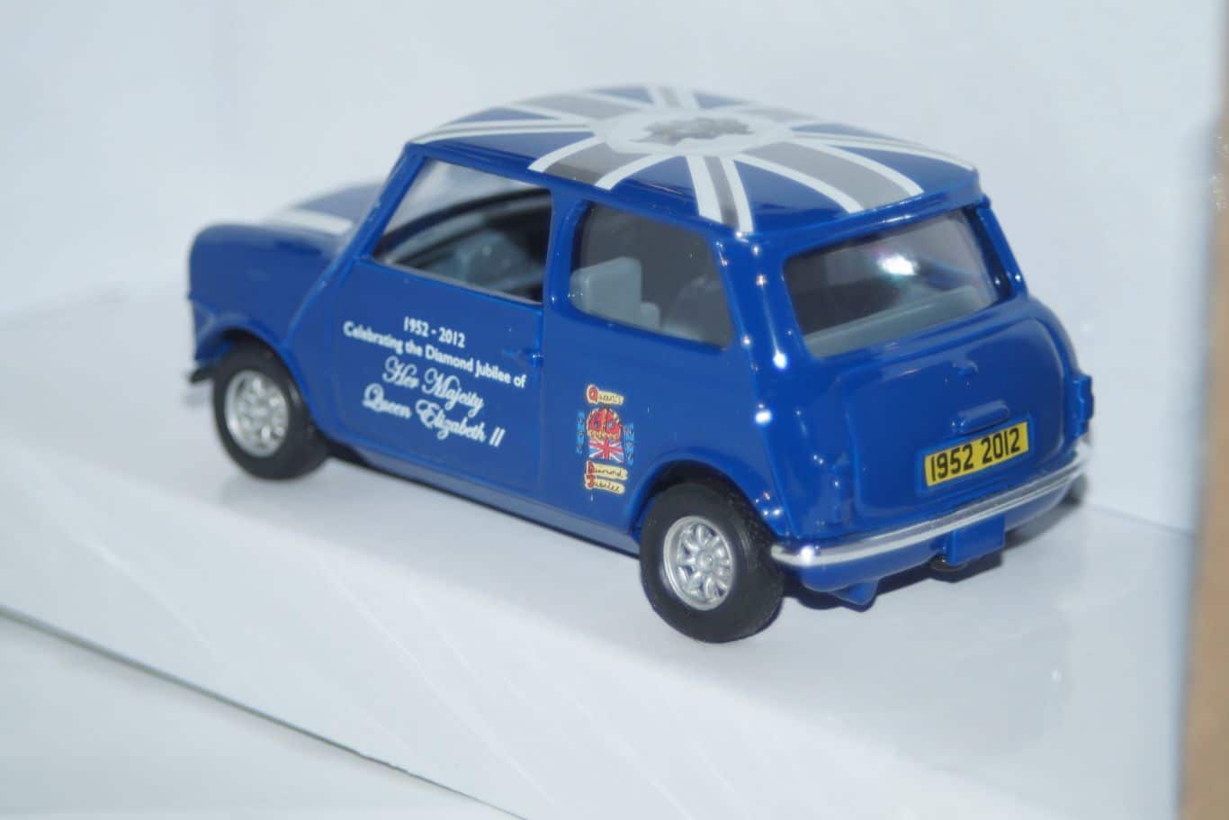 Corgi bmw mini cooper diorama and 3 car set in 1:36 cc99121