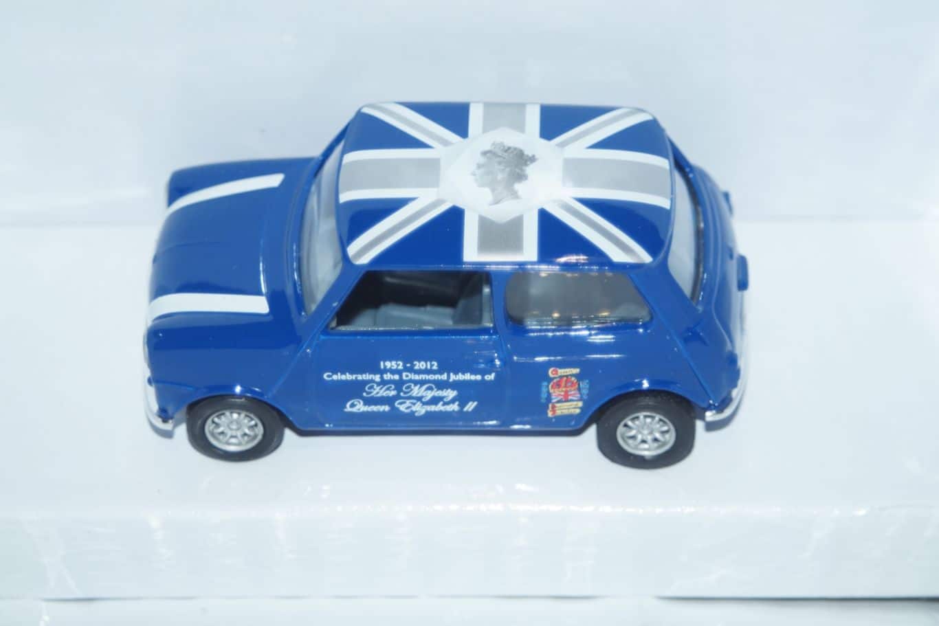 Corgi bmw mini cooper diorama and 3 car set in 1:36 cc99121