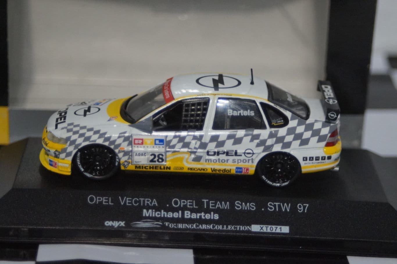 Onyx opel vectra stw 1997 m.bartels 1:43 scale xt071