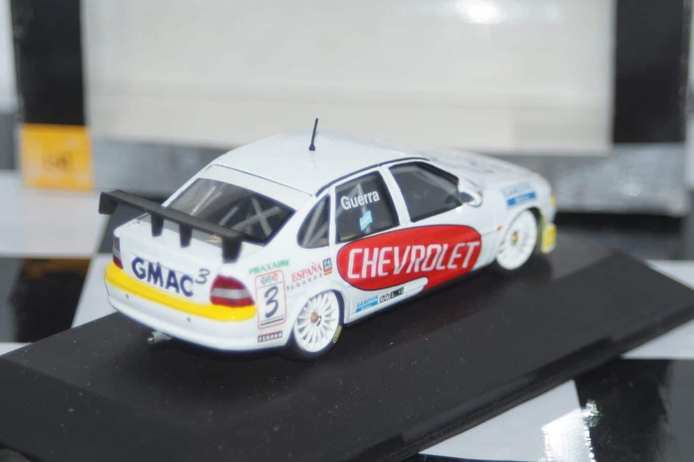 Onyx opel vectra stw 1997 thiim 1:43 scale xt065