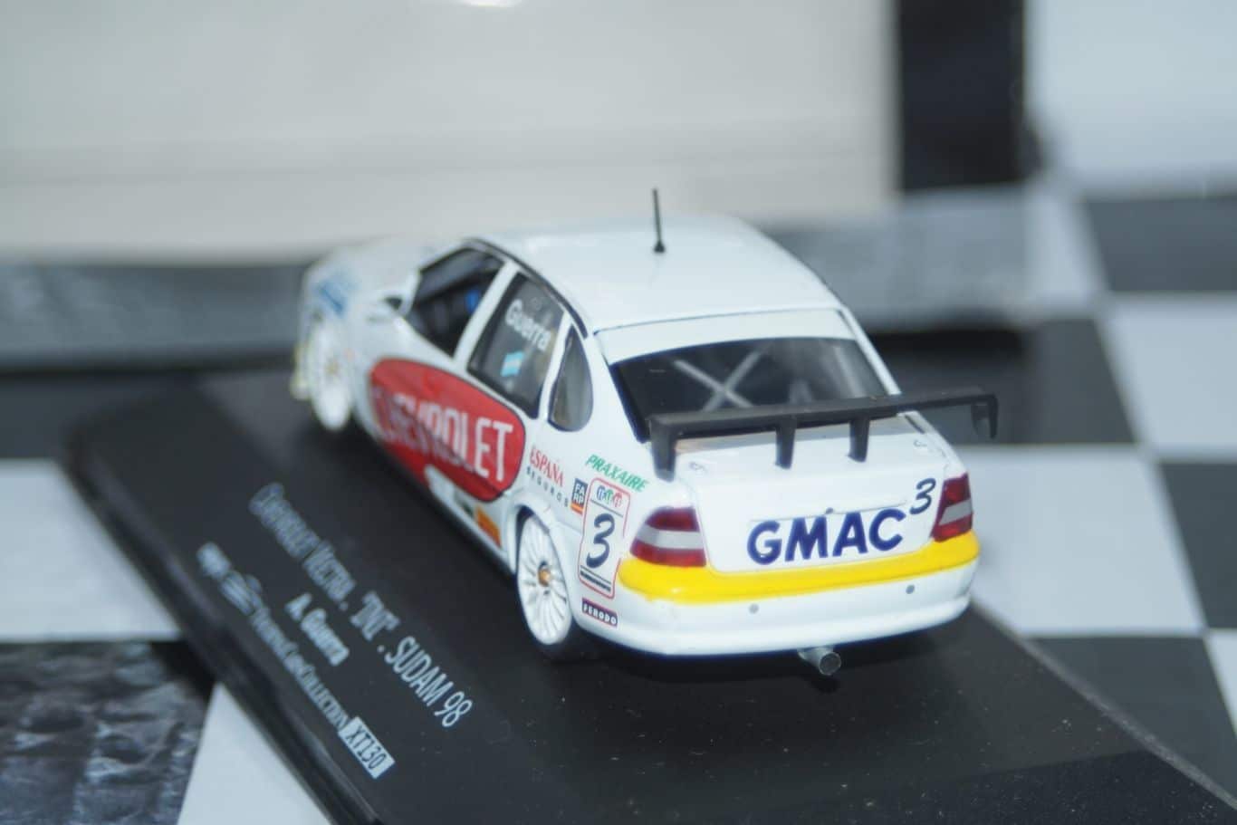 Onyx opel vectra stw 1997 thiim 1:43 scale xt065