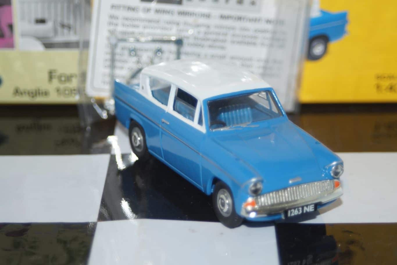 Vanguards austin mini van automobile association va14002 1:43 scale