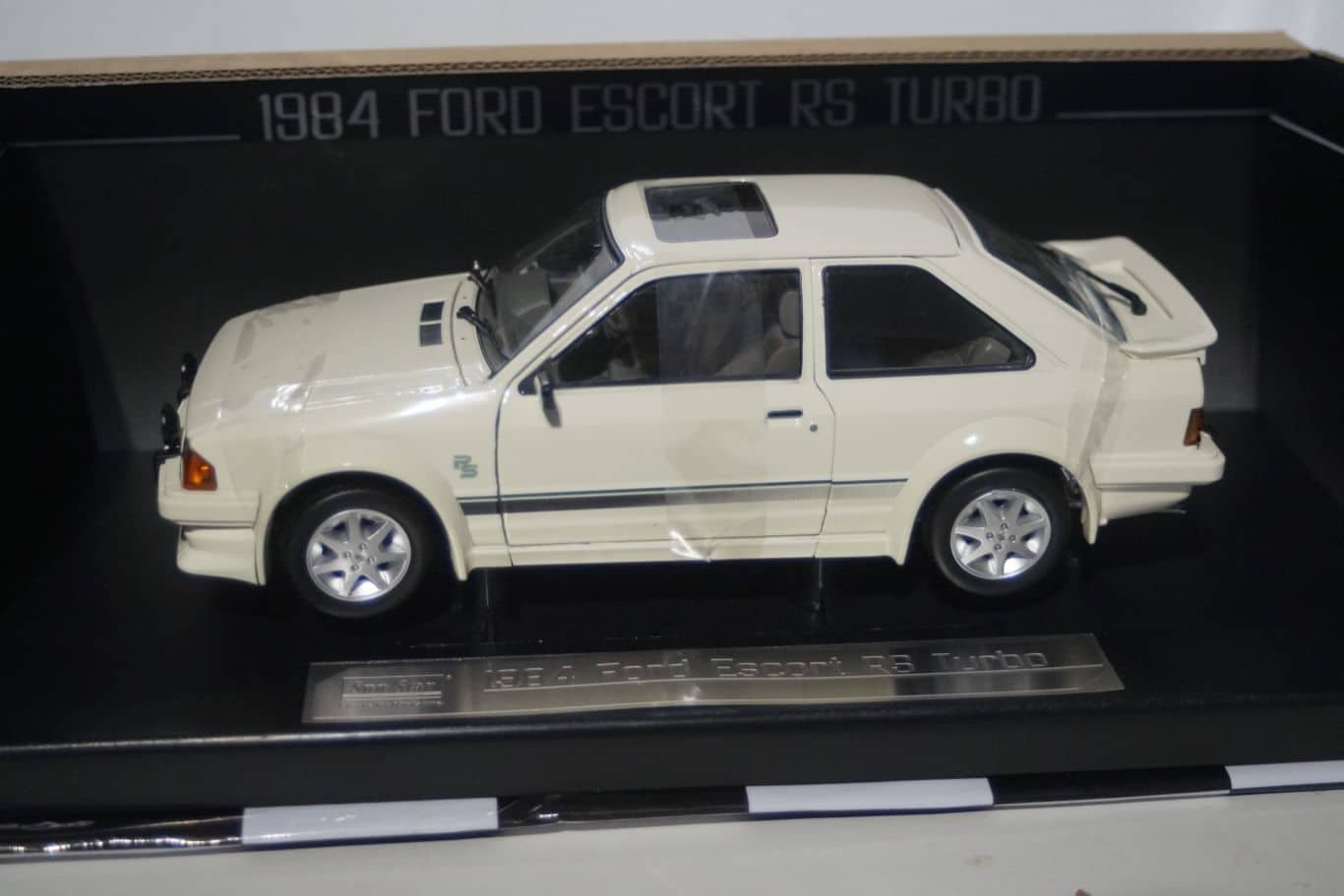Sunstar ford escort rs turbo 1984 white 4963r 1:18 scale