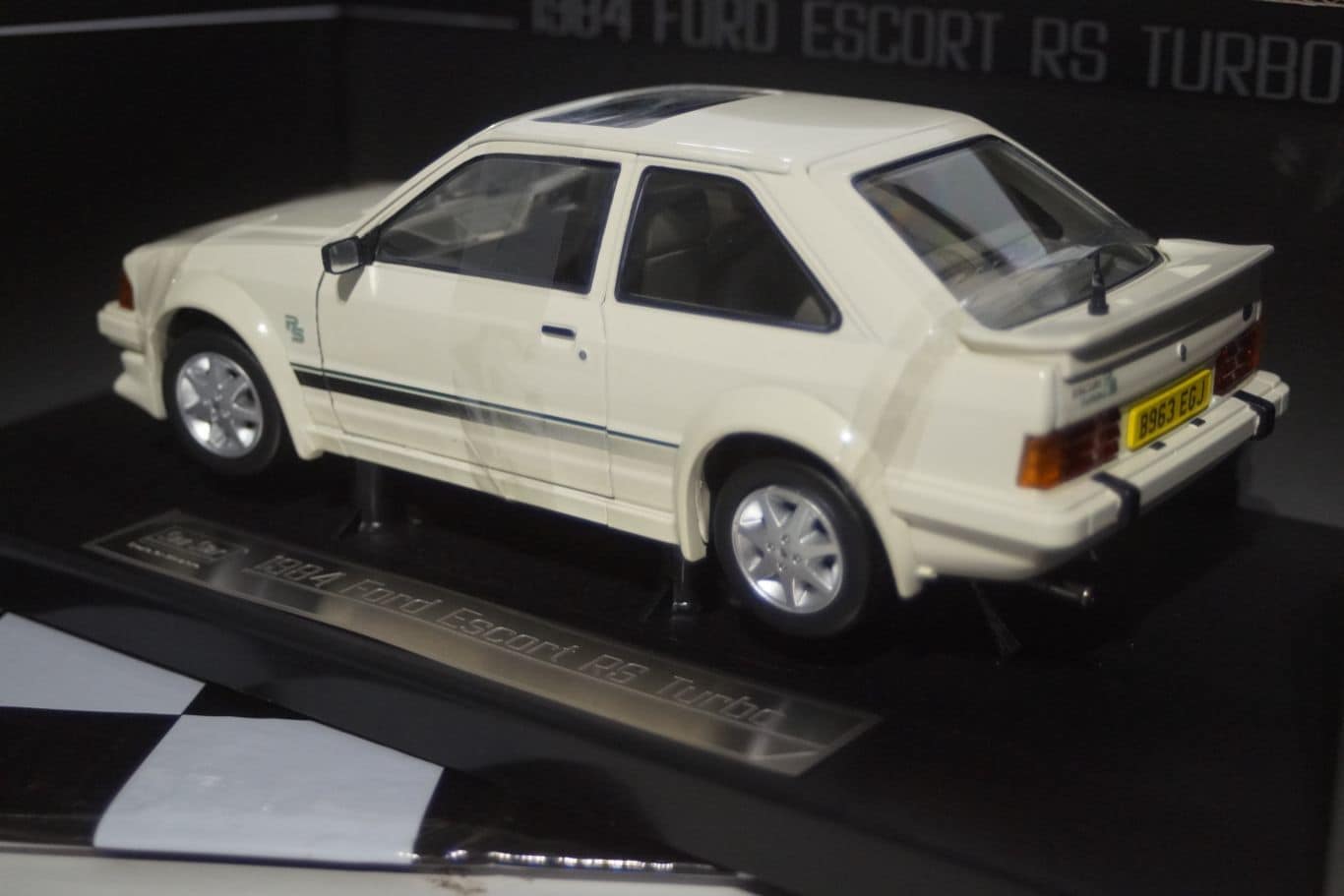 Sunstar ford escort rs turbo 1984 white 4963r 1:18 scale
