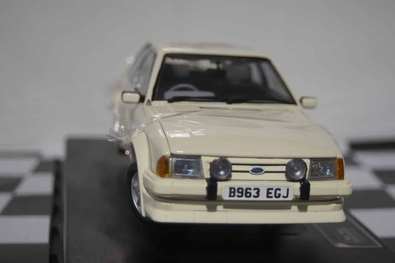 Sunstar ford escort rs turbo 1984 white 4963r 1:18 scale