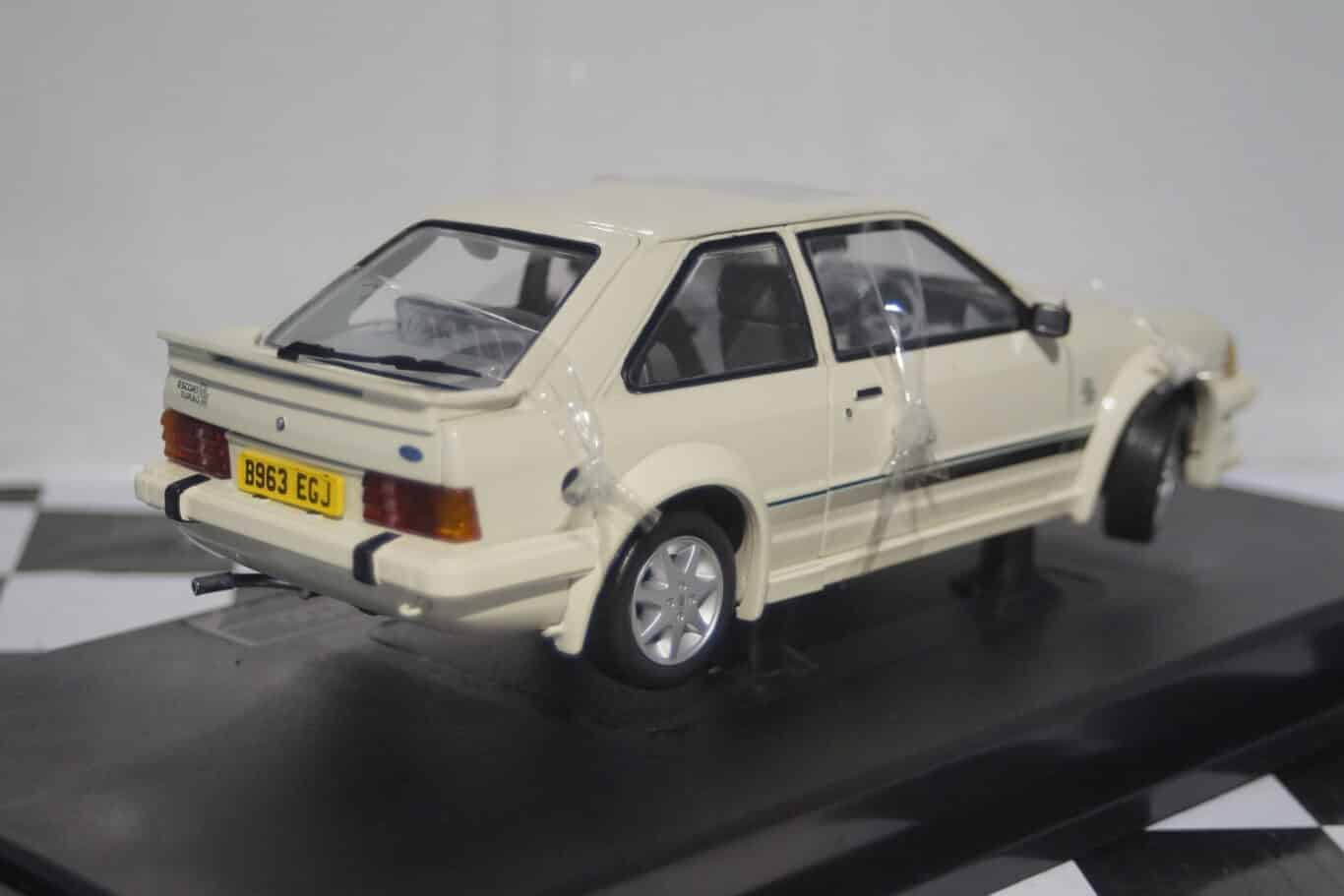 Sunstar ford escort rs turbo 1984 white 4963r 1:18 scale