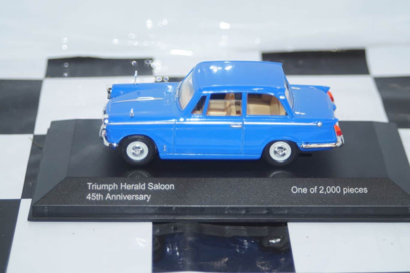 Vanguards triumph herald saloon 2 door blue va00515 1:43 scale
