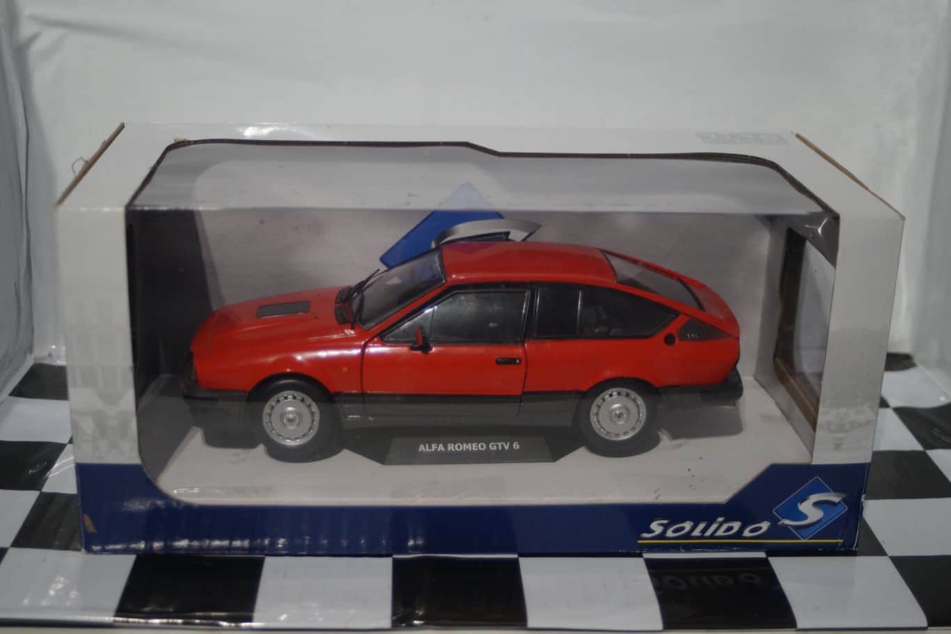 Solido alfa romeo gtv6 red 1:18 diecast s1802301