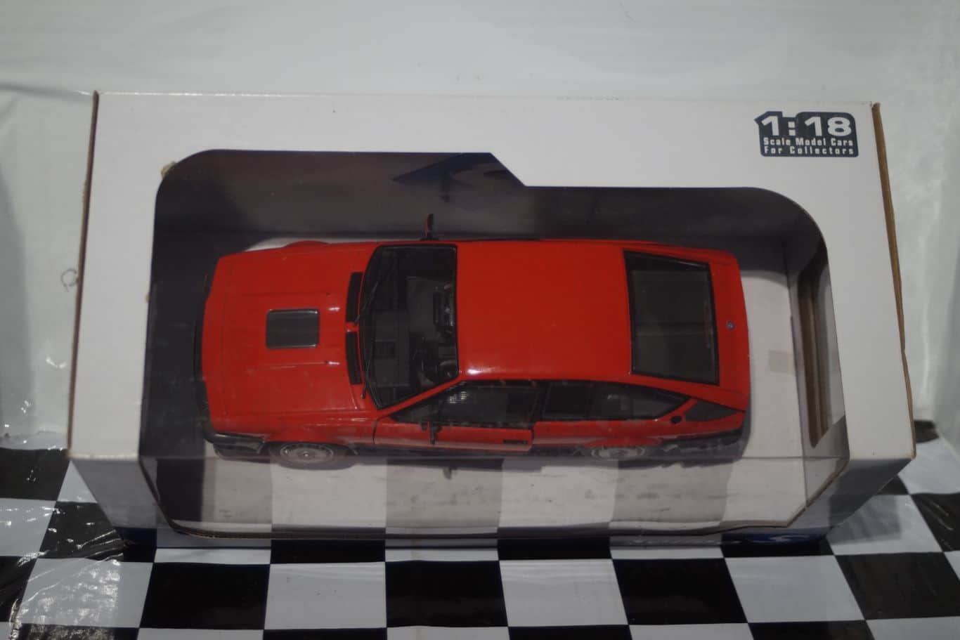 Solido alfa romeo gtv6 red 1:18 diecast s1802301