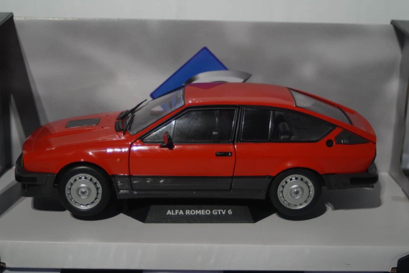 Solido alfa romeo gtv6 red 1:18 diecast s1802301