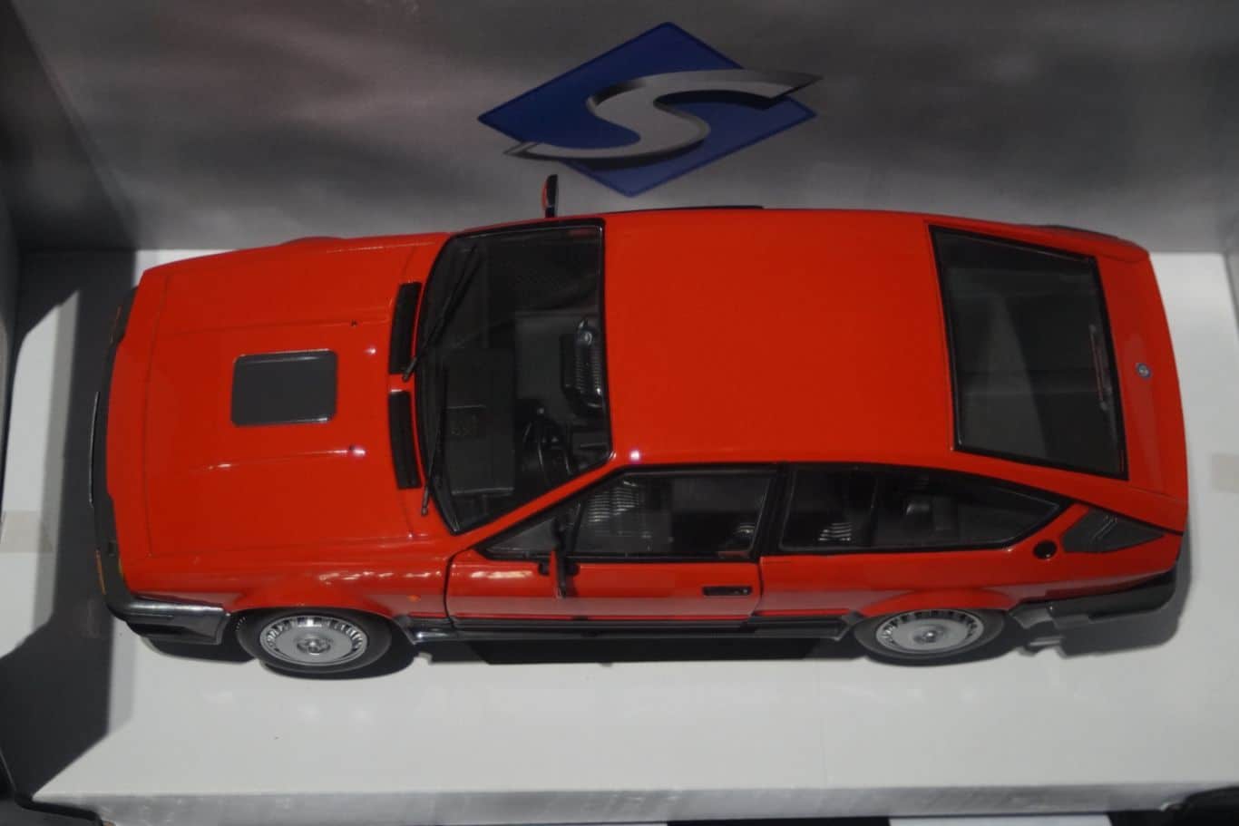 Solido alfa romeo gtv6 red 1:18 diecast s1802301