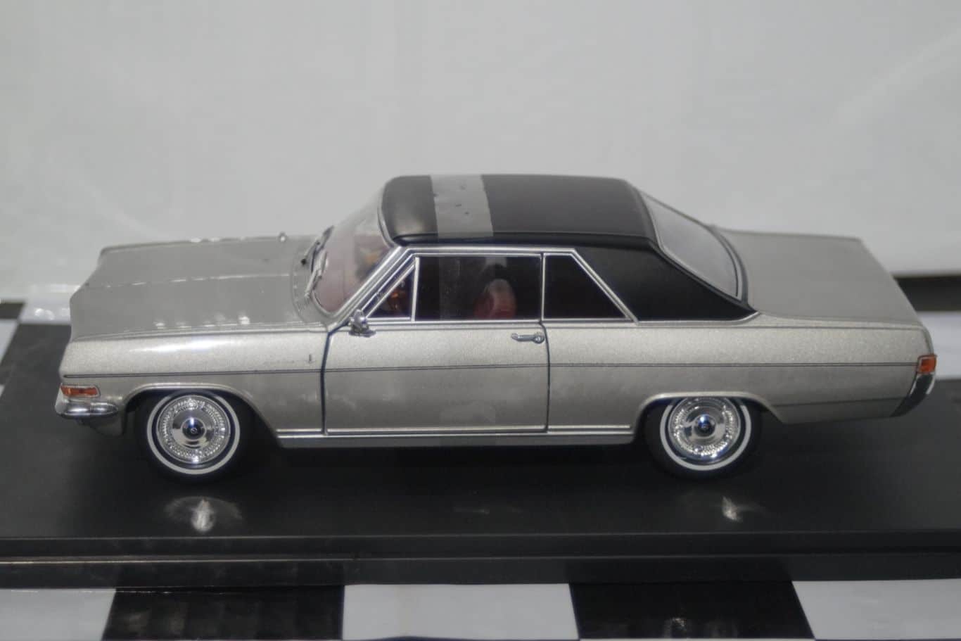 Whitebox Opel Diplomat A Coupe Silver 1:24 WB124082-O