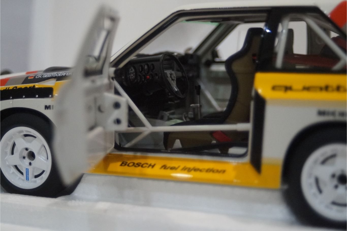 Autoart  audi quattro s1 rally sanremo with figure and case 1:18 diecast 88503