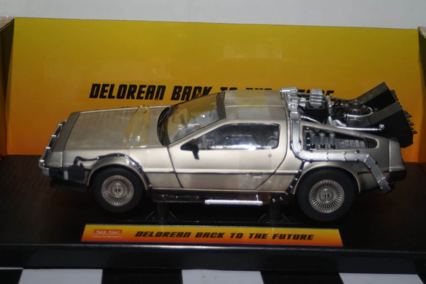SunStarDeloreanBacktotheFuture:Scale
