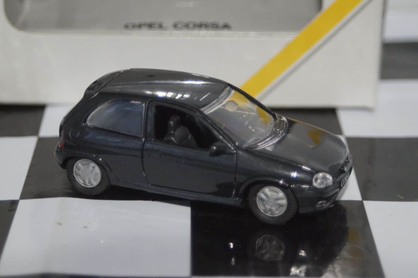 Gama opel ascona / vauxhall cavalier sr silver 1141 in 1:43 scale