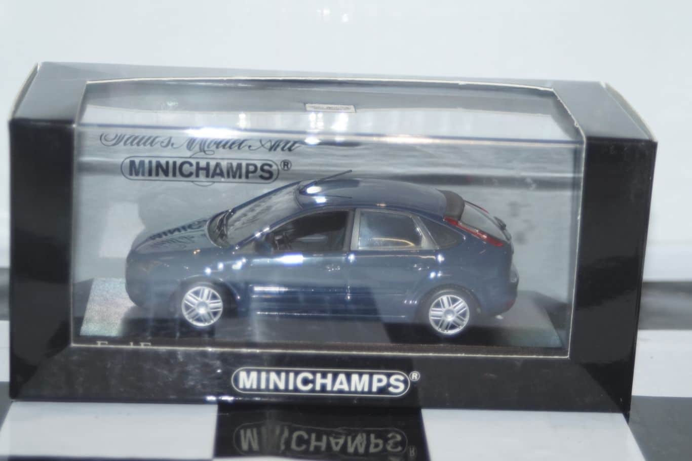 Minichamps Ford Mondeo Hatchback Red LHD MIN 082070 1:43