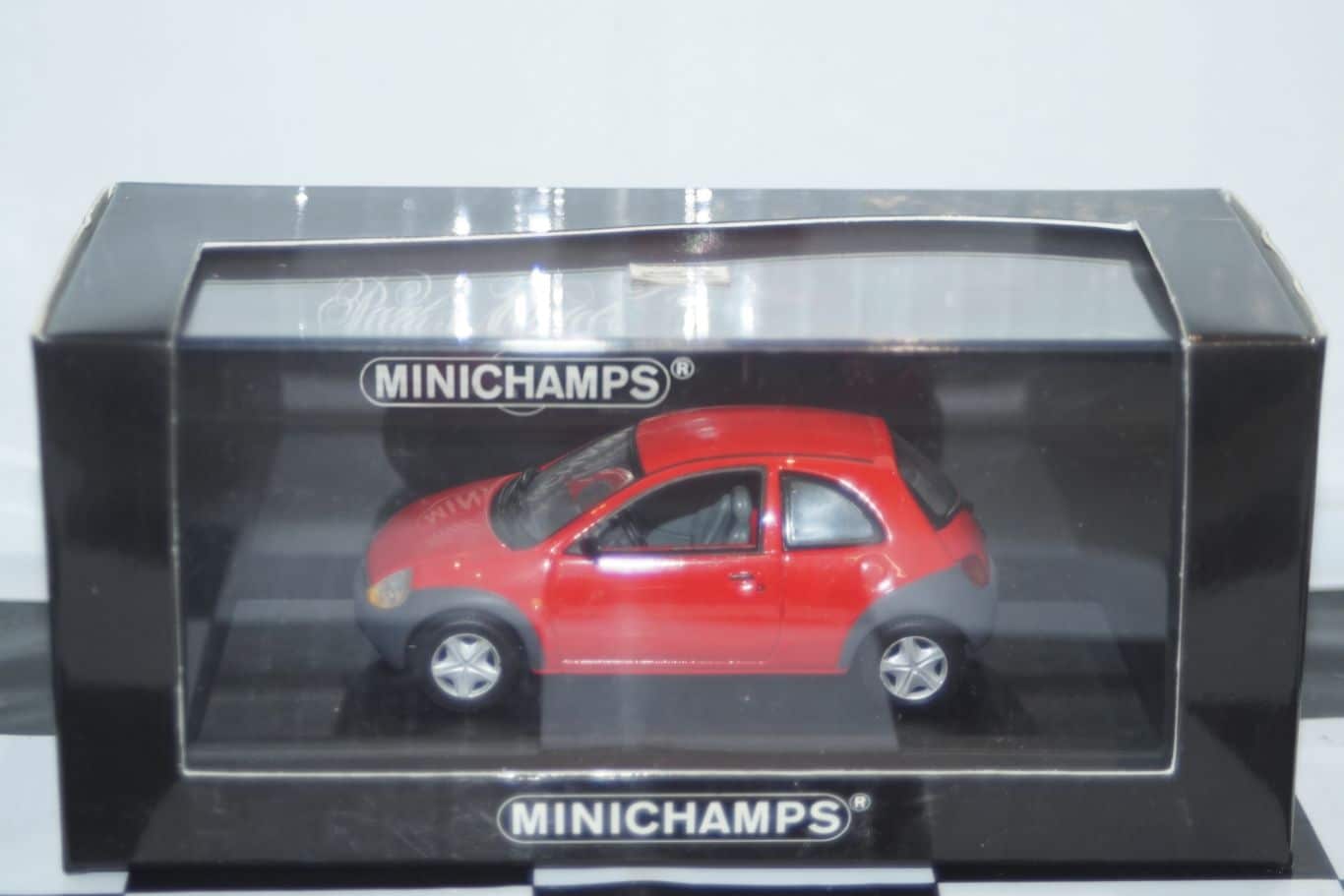 Minichamps Ford Mondeo Hatchback Red LHD MIN 082070 1:43