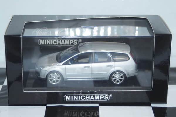 Minichamps Ford Mondeo Hatchback Red LHD MIN 082070 1:43