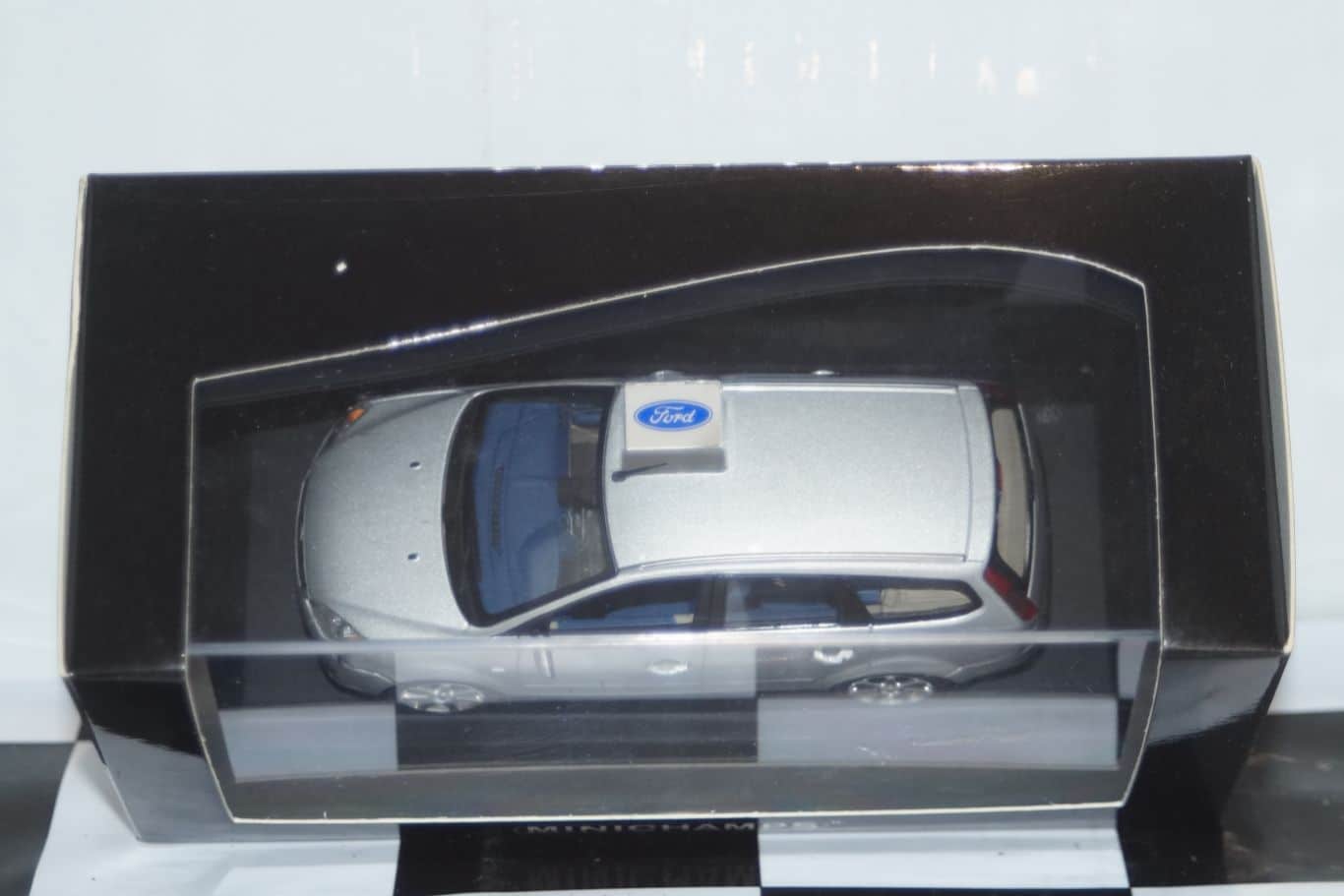 Minichamps Ford Mondeo Hatchback Red LHD MIN 082070 1:43