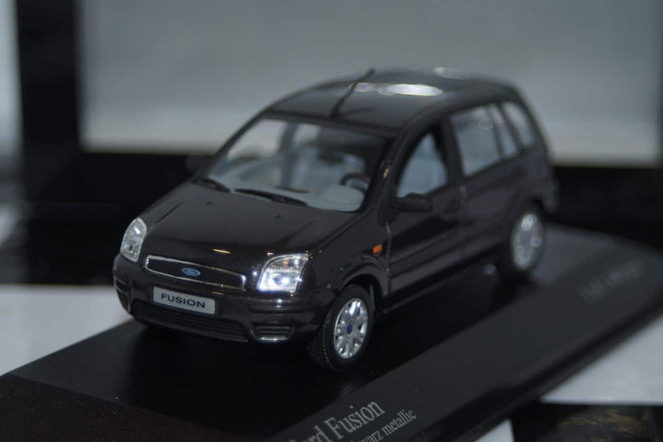 Minichamps ford mondeo hatchback red lhd min 082070 1:43