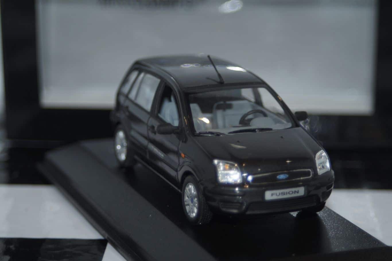 Minichamps ford mondeo hatchback red lhd min 082070 1:43