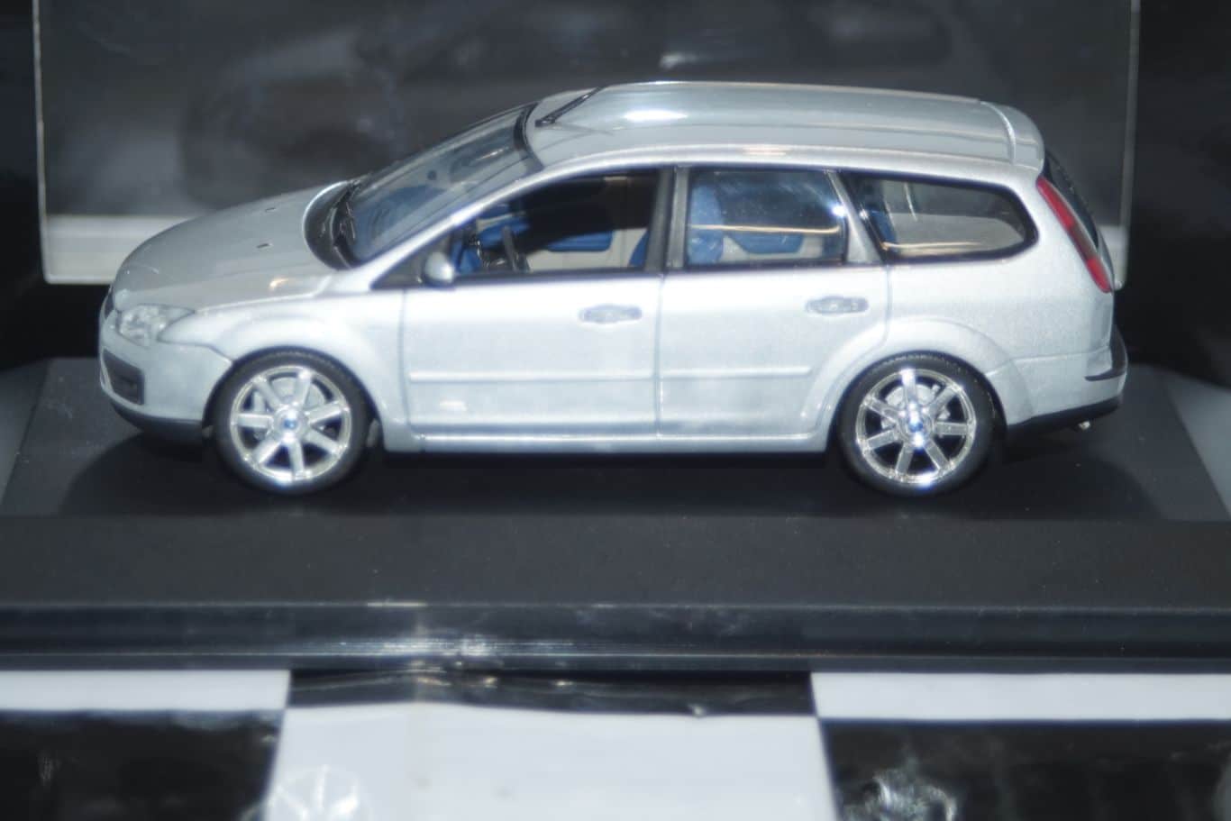 Minichamps Ford Mondeo Hatchback Red LHD MIN 082070 1:43