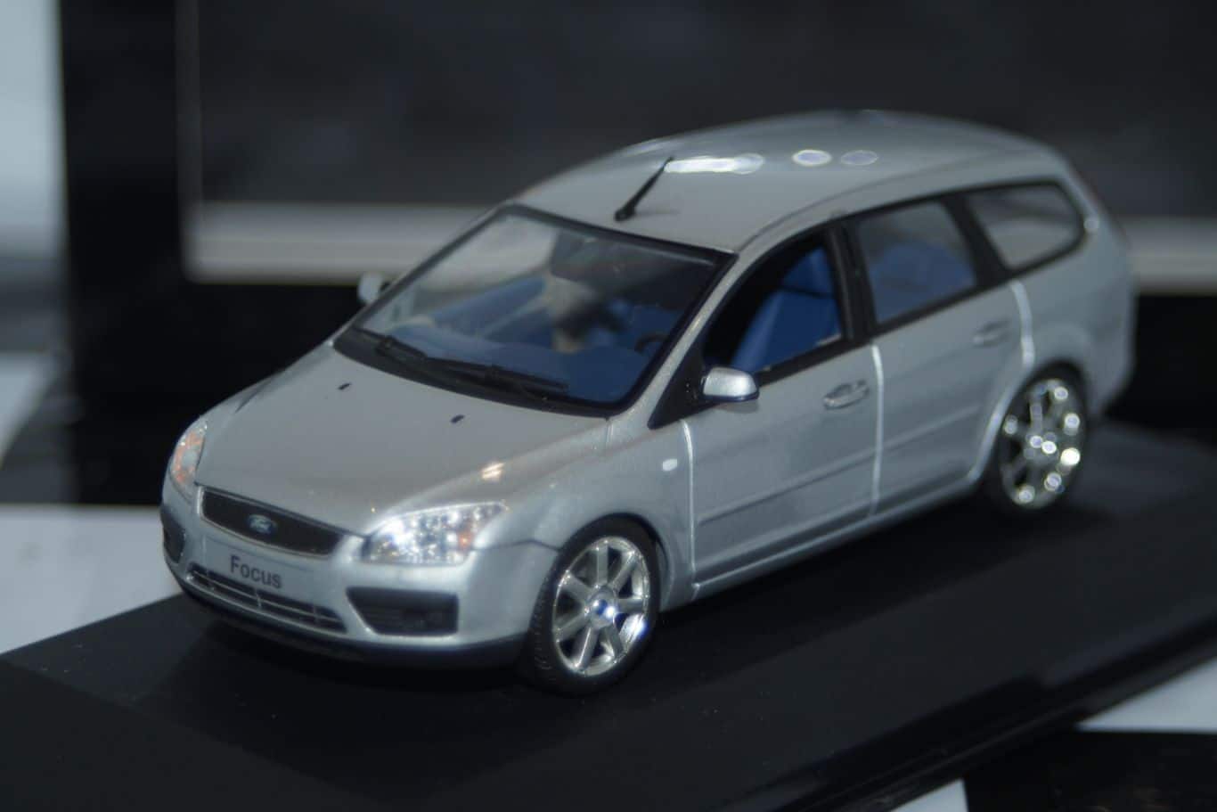 Minichamps Ford Mondeo Hatchback Red LHD MIN 082070 1:43