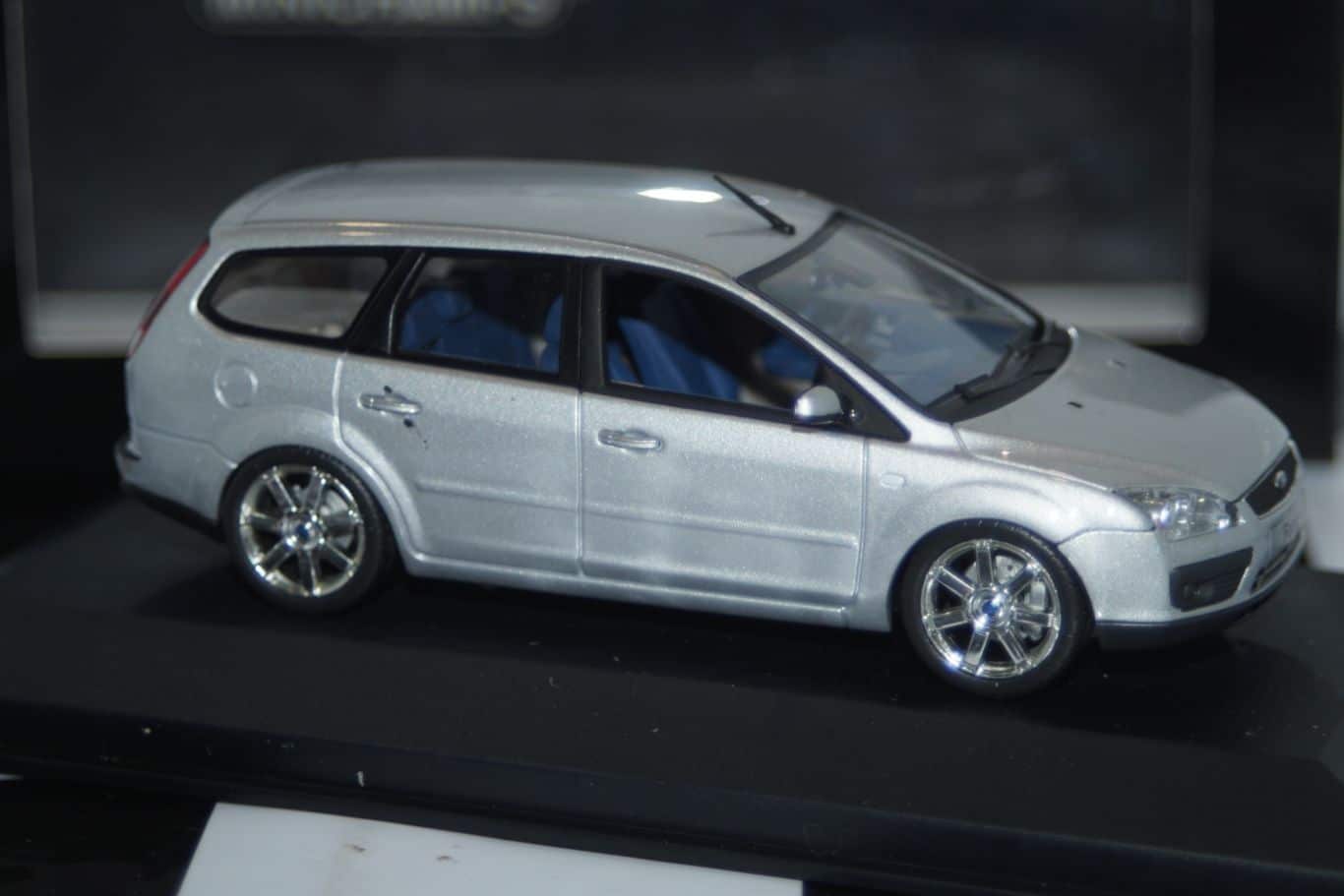 Minichamps Ford Mondeo Hatchback Red LHD MIN 082070 1:43