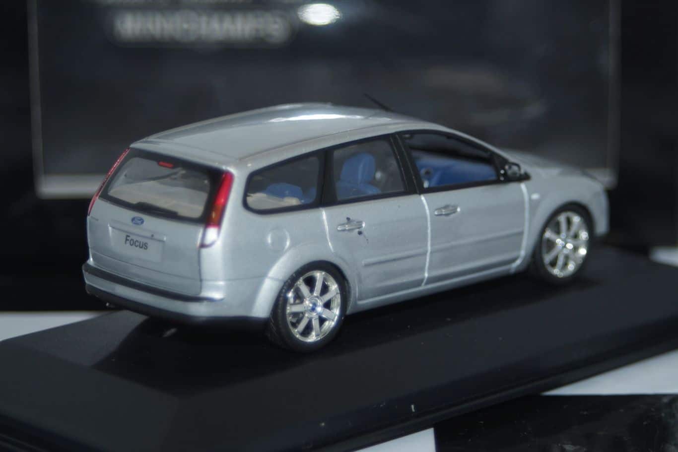 Minichamps Ford Mondeo Hatchback Red LHD MIN 082070 1:43
