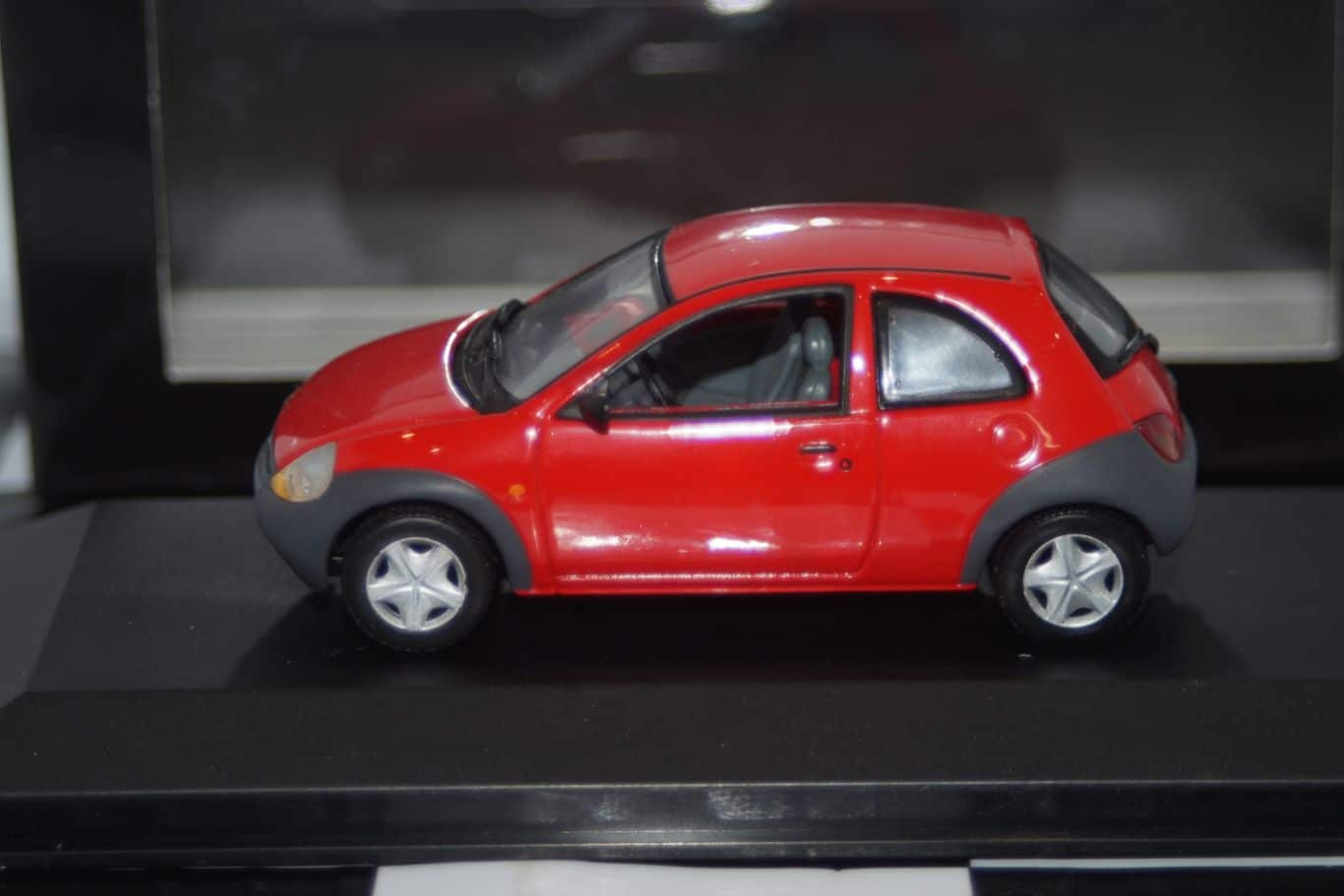 Minichamps Ford Mondeo Hatchback Red LHD MIN 082070 1:43