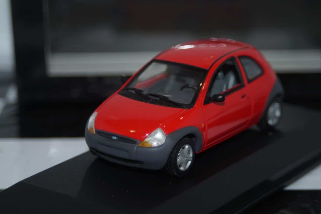Minichamps Ford Mondeo Hatchback Red LHD MIN 082070 1:43